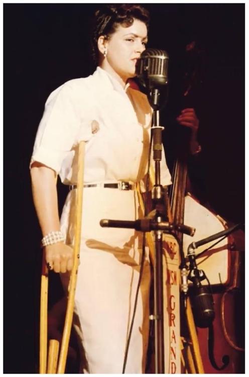 rockincountryblues:Patsy Cline in crutches, after his car accident in Nashville, 1961