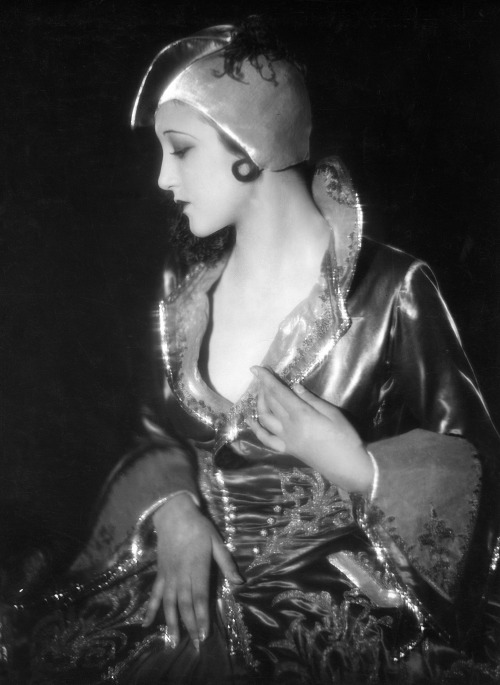 Hilde Zimmermann, 1929Freiherr Wolff von Gudenberg :: Hilde Zimmermann in the carnival dress &ldquo;