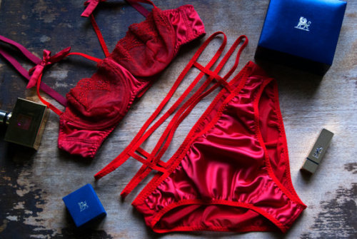 lovinghandmadelingerie:Allechante