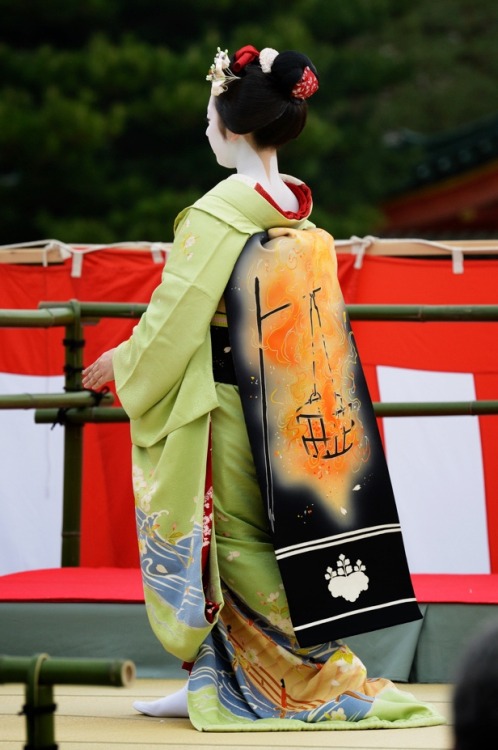 This coordinate owned by Tanmika okiya (Pontocho district) is for senior maiko, and has been wo