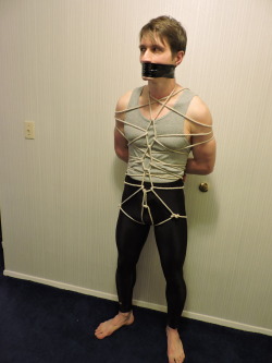 phantombondage:  this guy is cute, glad to see he is barefoot at last…. now if only he can wander in my direction 