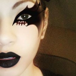 therxqueen:  Mood: #goth #glitter #emo #lips