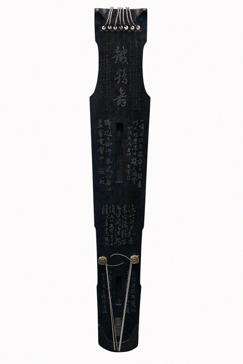 仲尼式清琴“铁鹤舞” Ming Dynasty Guqin “Tiehe Wu” (Iron Crane’s Dance) Length: 126.5cm     Thickness: 6cm