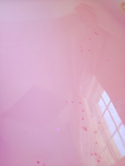 mcr-ierotoroway:  Pink bath bomb from Lush