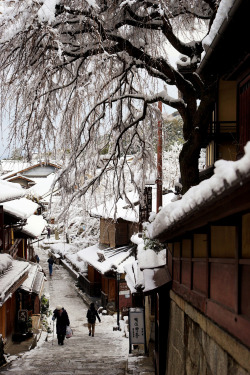 gyclli: 雪の清水三年坂  ***  by nobuflickr Snow..(Higashiyama-ku, Kyoto Shimizu Sannenzaka)                    