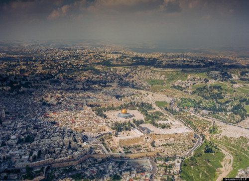 eretzyisrael: A rare aerial view of Jerusalem’s walled Old City, Temple Mount and the Mount of Oliv