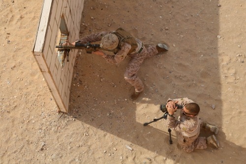 ificandoit-usmc:  house-of-gnar:  Scout Sniper Platoon, Weapons Company, Battalion Landing Team 3/5, 15th Marine Expeditionary Unit. US Marine Corps photo by Cpl. Timothy Childers/Released  Got dayum I want that. 