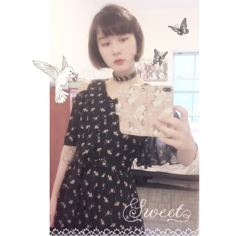 Today’s vintage/grunge LARME-style look! ♡ (Full outfit video here.)Dress: Torte, choker: WEGO