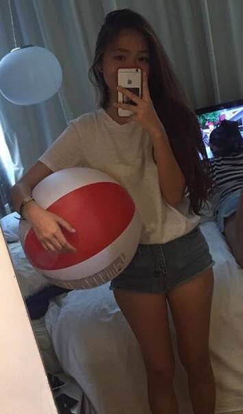 onlysghere:  Fan sub of girl with long smooth legs!  Thanks for sharing! ^^