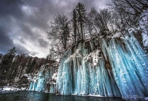 hotteaandoranges: bobbycaputo:    Budapest-Based Photographer Tamas Toth Captured Croatian Plitvice Lakes As They Turned Into A Frozen Fairytale    Splendor. 