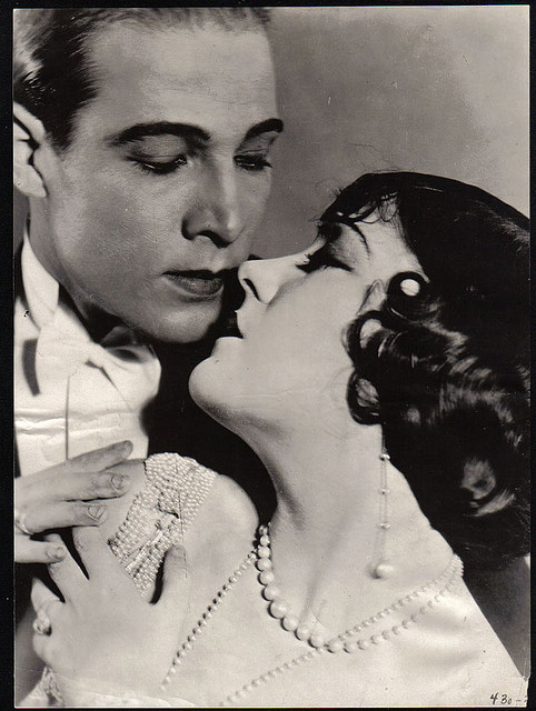 bo vampdreaminginhollywood:   Rudolph Valentino and Gloria Swanson portrait.   