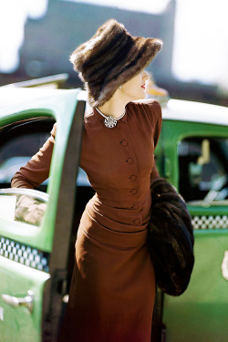 sweetpea-sugarplum:  sharontates: Vogue, 1945. Photo by Constantin Joffé  I want that dress 