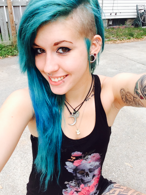 the-hell-bunny:  Selfie-fest in the driveway