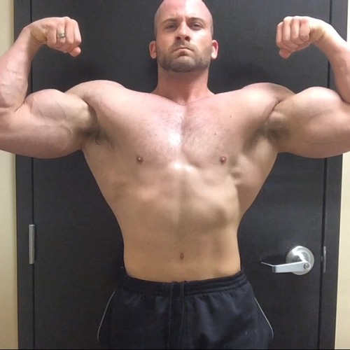 darrynrichards:  Kik- starfox1220 Skype- drdeluxe2  Worlds best Double Bicep