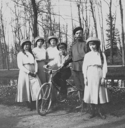 Nicholas II with his children, 1913Left to right: Maria Nikolaevna, Olga Nikolaevna, Tatiana Nikolae