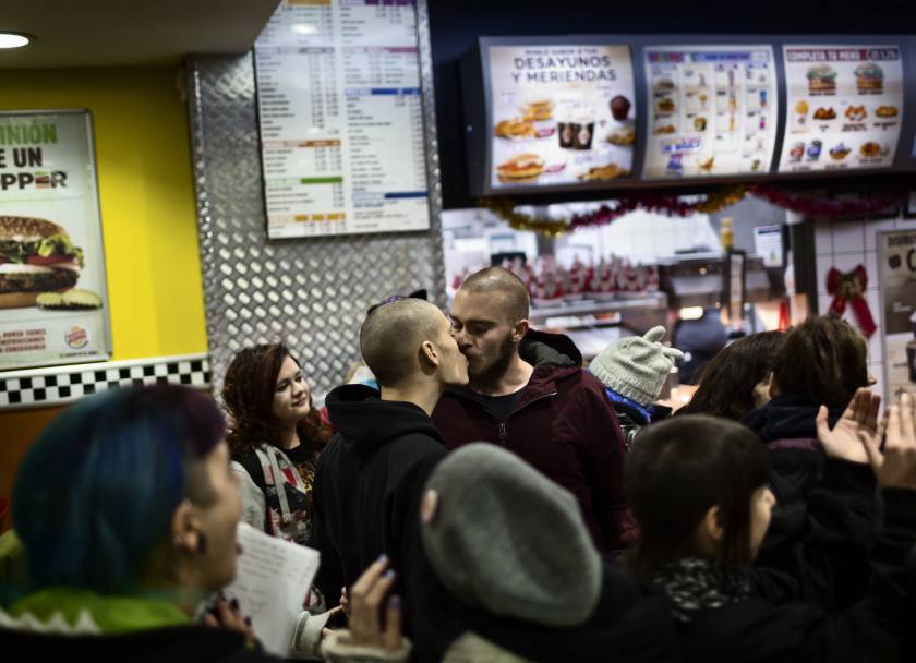 micdotcom:  LGBT protesters respond to homophobic Burger King with massive kiss-in