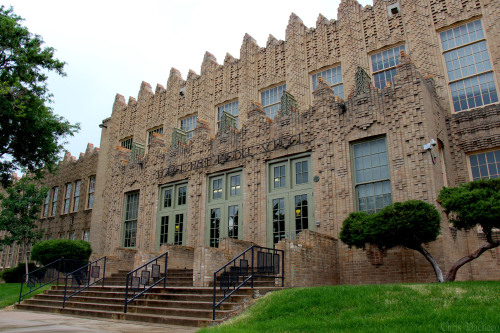 41st and NavajoHorace Mann Middle SchoolBuilt in 1931 by famed architect Temple Buell, the Horace Ma