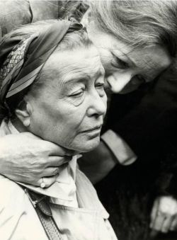 baldespendus:    Simone de Beauvoir at the funeral of Jean-Paul Sartre at the Cimetière de Montparnasse, Paris (19th of April 1980). Unattributed.