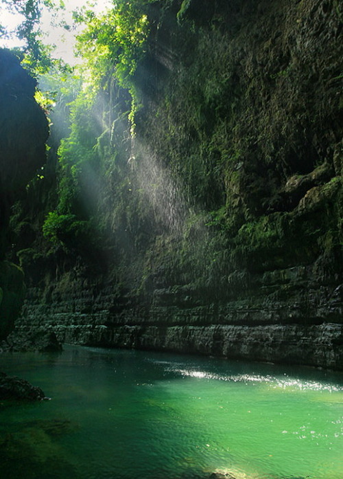 Ray of lights in the Green Canyon, West Java, Indonesia (by wealthy88).