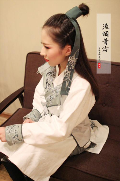 inkjadestudio: 四季-秋霜 圆领袍 From: 流烟昔泠So cool~ I think this is male clothing Ming-dynasty style (round-