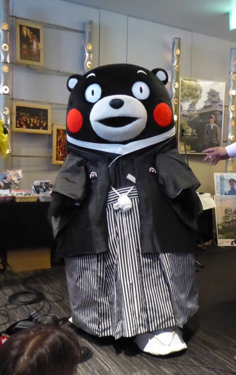 Kumamon wearing the most formal kimono for men, “Mon-tsuki Hakama,” at a Kimono event.Mon-tsuki is w