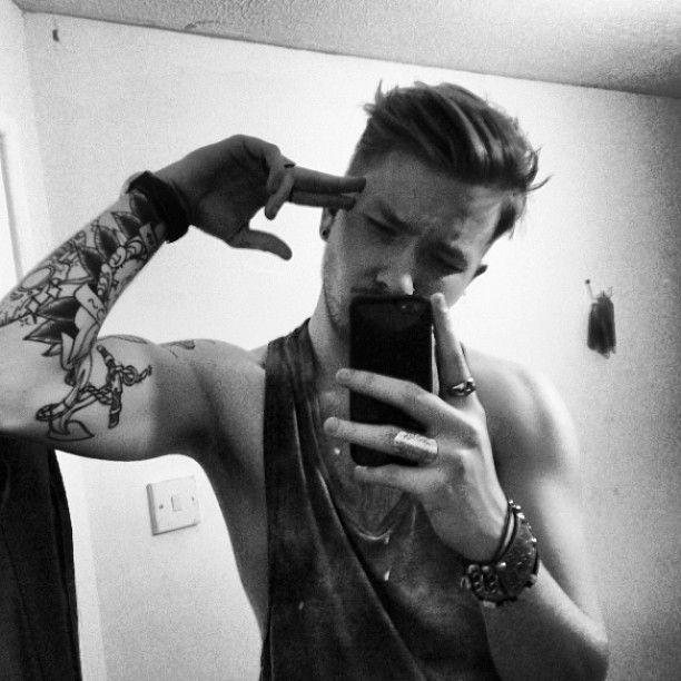 juuliuh:  lifeftme:  l4mbie:  😐🔫  bubba  james fs i said stop omg