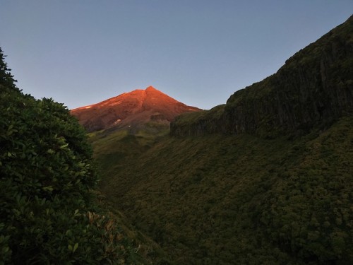 quantumbeam:Mt. Taranaki (2518m)Kozel tokeletes idojarassal igazi elmeny a maszas!A nap elso sugarai