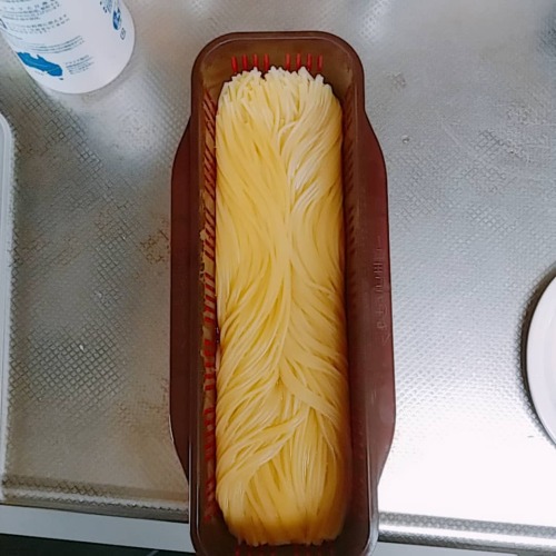 レンジでのスパゲティ茹で器の結果。 袋の分数+6分。 出来上がりが若干不気味 https://www.instagram.com/p/B8z_cBzJg6b/?igshid=8yb6k9vimoxt