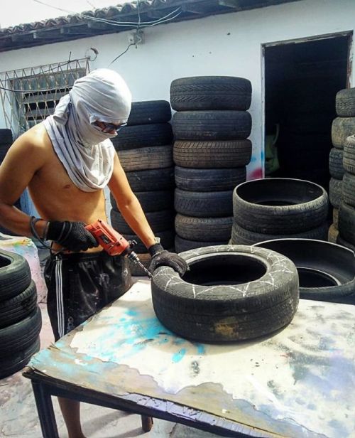 catsbeaversandducks:  Brazilian Artist Creates Beds For Animals From The Old Tires That He Finds In The StreetsPhotos by Amarildo Silva - Full story on deMilked