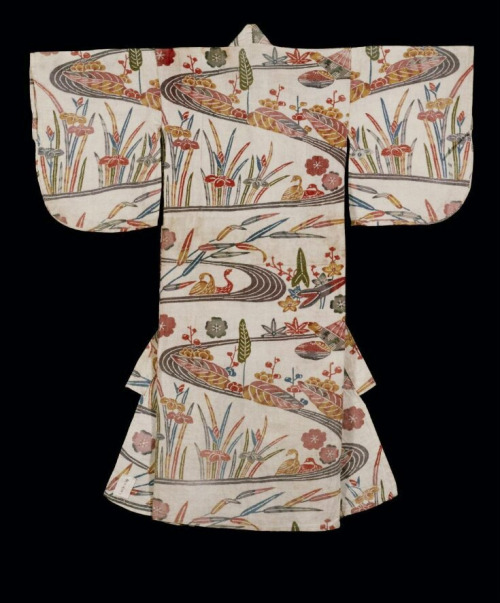 japaneseaesthetics:The kimono, which means ‘the thing worn’, is the traditional garment of Japan. Fr