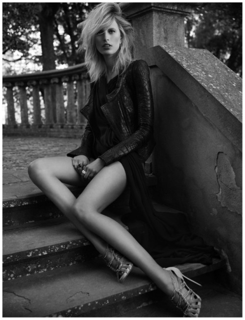 Karolina KurkovaFollow http://celebrity-legs-and-heels.tumblr.com/ for more!(via karolina-kurkovavog