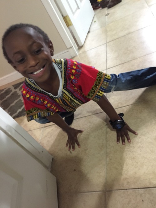 minusthelove:  th0titwaaaas:  lucidnee:  undateableblackgirl:trufflebootybuttercream:  “Take pics of me in my dashiki” “ the kids at school gonna love me”  He is beyond adorable! 😄  Omg  Lol this little baby  Love