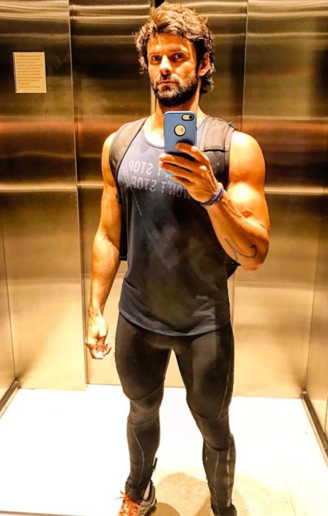Not having a full lenght mirror in his appartment didn&rsquo;t stop him from sending a full body