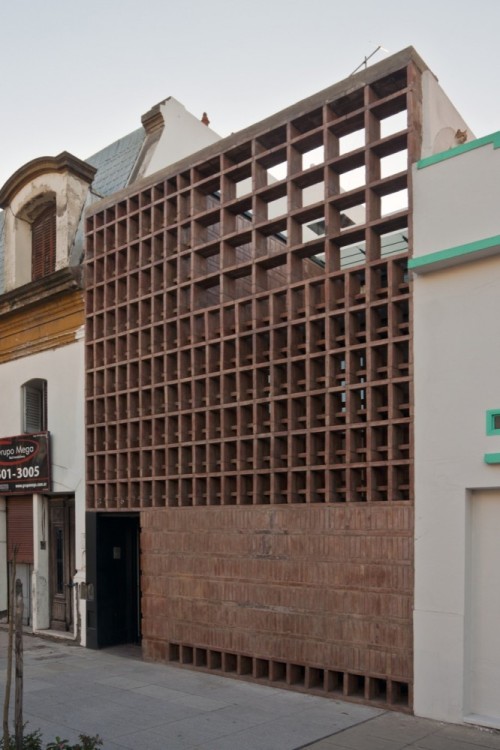 architectureofdoom:  enochliew:  Casa de Ladrillos by Ventura Virzi arquitectos Constructed only with bricks of equal size, illustrated here.  Buenos Aires, 2011. View this on the map  Cool