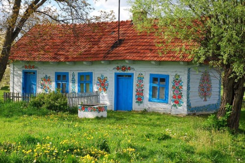 harvestheart:The secluded village of Zalipie in southeastern Poland is home to a charming tradition. Over a century ago the women of the village began to paint their houses.HH:  Look at that cute little dog house.