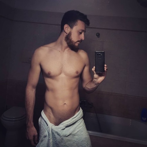 @davideswd non ha molti post suoi qui su tumblr.. facciamo gli venire voglia di mostrarsi un po&rsqu