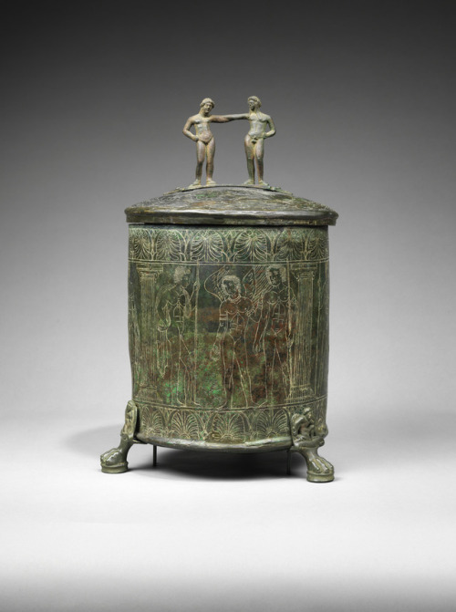 theancientwayoflife:~ Praenestine Cista with engravings of the Dioscuri and the Judgment of Paris.Da