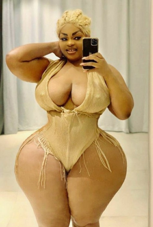 princejazziedad:DeliciouslySexy. BootiDelicious African Ma..Ms Eudoxieyao&hellip;&hellip;.💜🧡💚