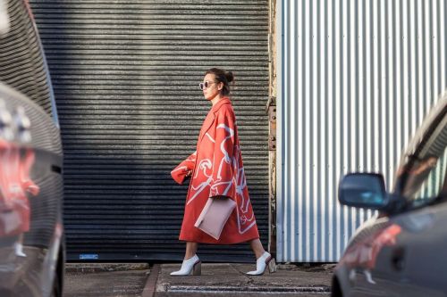 #tbt as I wonder whether I should break my sabbatical from Australian Fashion Week (it’s been so many years since my last one).
📷 by super fly @yourensemble (I can’t get over the reflection on both cars, anyone else?).
🇺🇦 label @chakshyn worn here (I...