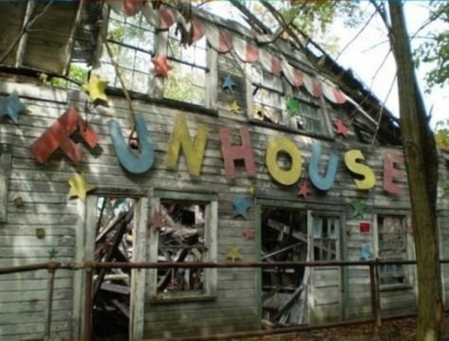 paolathesavage:  10knotes:  Abandoned Amusement Park in New Orleans    Aka the creepiest place ever.   There’re creepier places.