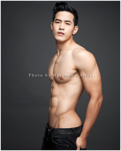 mantop10691:  泰國名攝影師Haruehun Airry男寵系列..最近也出寫真書的肌肉帥哥..Aun Warit 