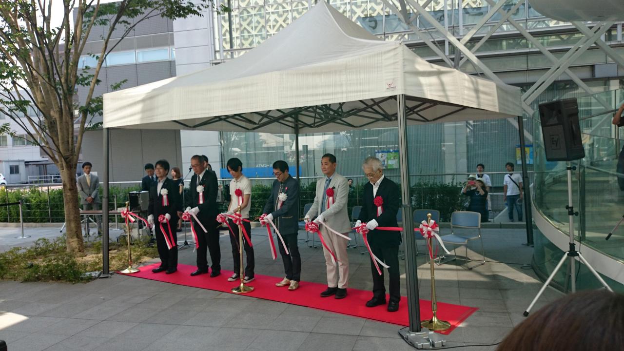 Isayama Hajime has just cut the red ribbon at the opening of the Shingeki no Kyojin