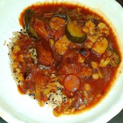 Beef curry. #food #foodie #foodporn #foodieporn #foodgram #foodofinstagram #weightloss #weightlossjourney #chickpeas #beef #zucchini #carrot #broccoli #cauliflower #brownrice #quinoa #effyourbodystandards