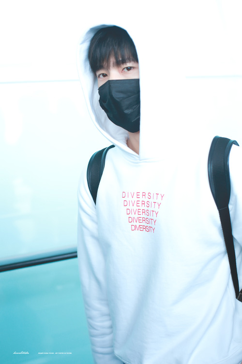  160924 YangYang at Zhengzhou  heading to Beijing  CR:HEARTSODA0909 