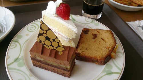 yodarechan: 2015 ガトーキングダムでケーキバイキング ケーキ10個 フレンチトースト1枚 お団子2本 饅頭1個 クッキー2枚 フライドポテト カレー サラダ を完食..