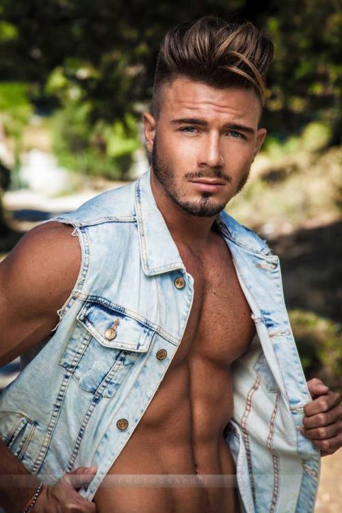 musclerod8888:  Somertimes just a little bit of muscle &amp; a sexy look makes