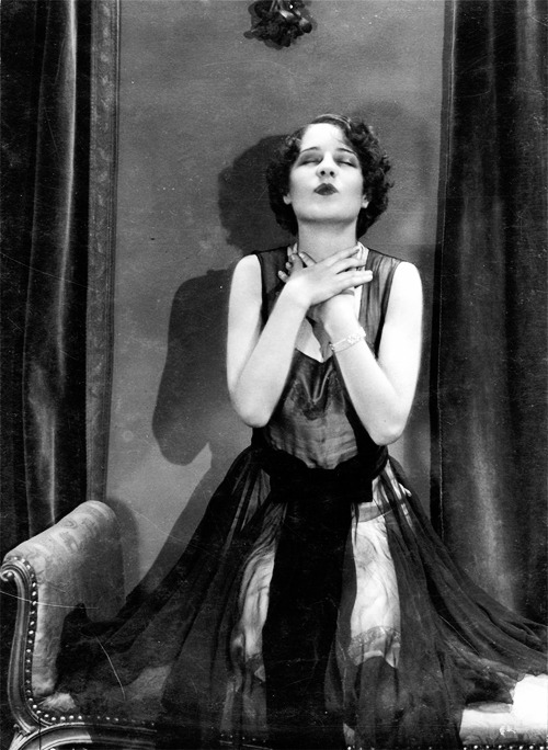 barbarastanwyck: Norma Shearer waiting underneath the mistletoe, 1930s