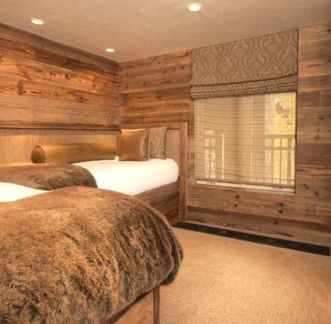 Bedroom: Small Modern Guest Bedroom Idea With Brown Walls And Carpeting