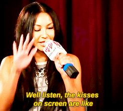 alyciadebnam:  Naya talking about kissing Demi Lovato 