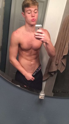 straightsnaps:  straight boy snaps exposed